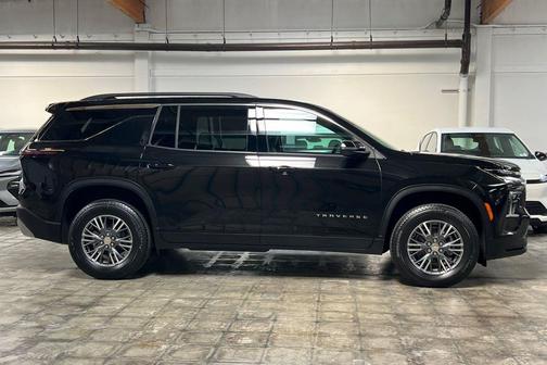 Mosaic Black Metallic 2026 Chevrolet Traverse LT