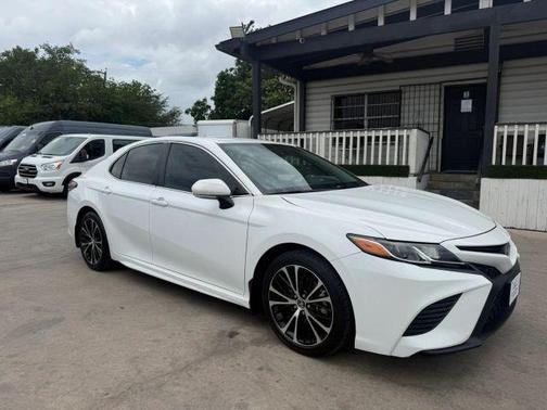 White 2018 Toyota Camry SE