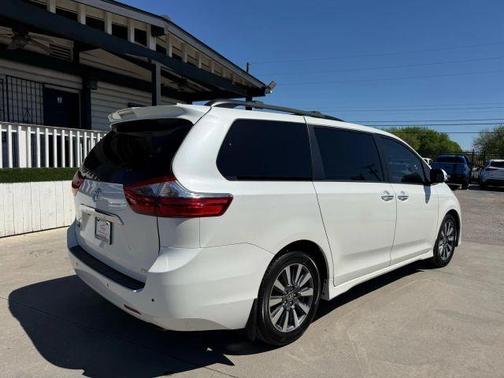 2020 Toyota Sienna XLE