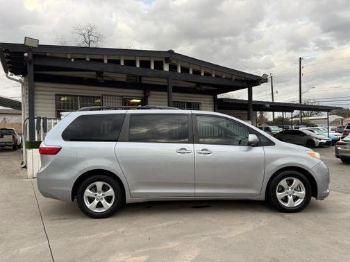 2017 Toyota Sienna LE
