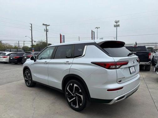 2022 Mitsubishi Outlander SE