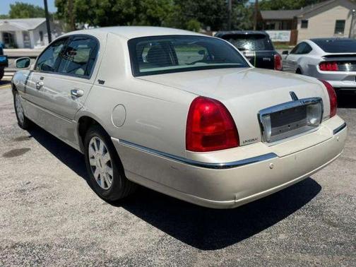 White 2005 Lincoln Town Car Signature Limited