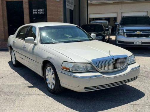 White 2005 Lincoln Town Car Signature Limited