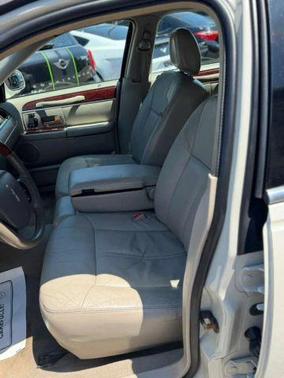 White 2005 Lincoln Town Car Signature Limited
