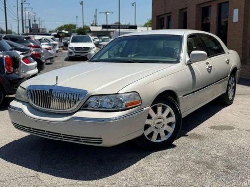 White 2005 Lincoln Town Car Signature Limited