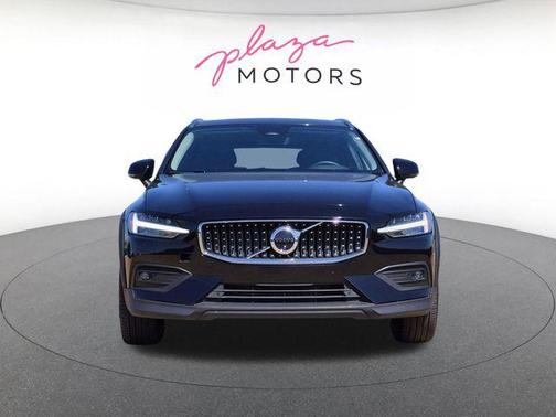 Onyx Black Metallic 2025 Volvo V60 Cross Country Plus, B5 AWD Gas (mild hybrid)