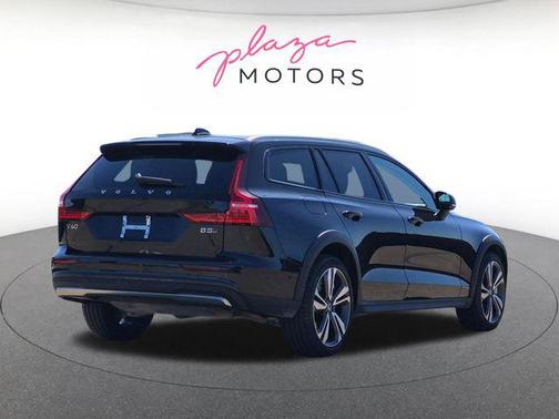 Onyx Black Metallic 2025 Volvo V60 Cross Country Plus, B5 AWD Gas (mild hybrid)