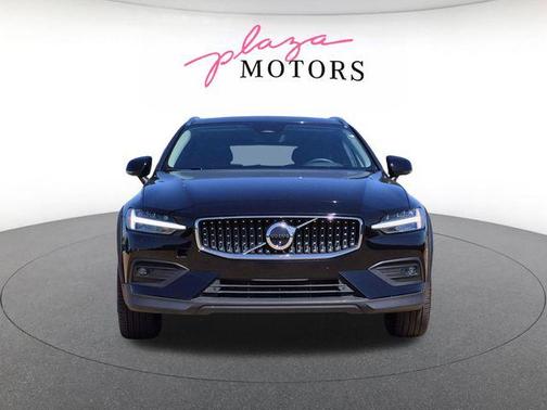 Onyx Black Metallic 2025 Volvo V60 Cross Country Plus, B5 AWD Gas (mild hybrid)