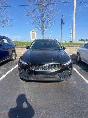 2025 Volvo V60 Cross Country Plus, B5 AWD Gas (mild hybrid)