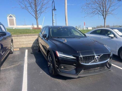 2025 Volvo V60 Cross Country Plus, B5 AWD Gas (mild hybrid)