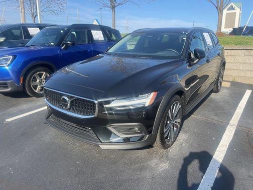 2025 Volvo V60 Cross Country Plus, B5 AWD Gas (mild hybrid)