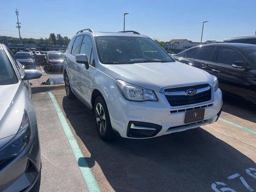 Crystal White Pearl 2018 Subaru Forester 2.5i Premium