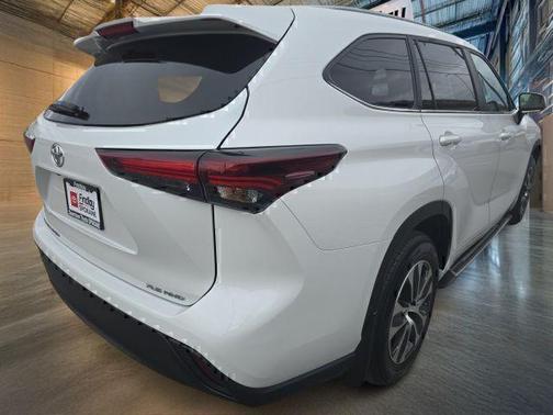 Wind Chill Pearl 2024 Toyota Highlander XLE