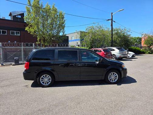 Brilliant Black Crystal Pearlcoat 2016 Dodge Grand Caravan SXT