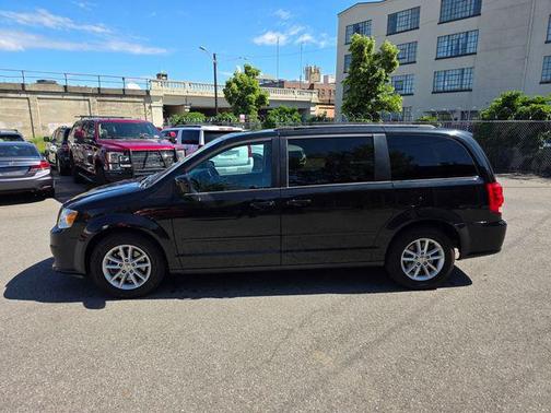 Brilliant Black Crystal Pearlcoat 2016 Dodge Grand Caravan SXT