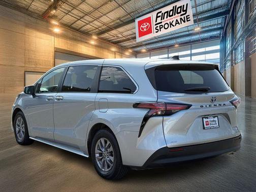 2022 Toyota Sienna LE