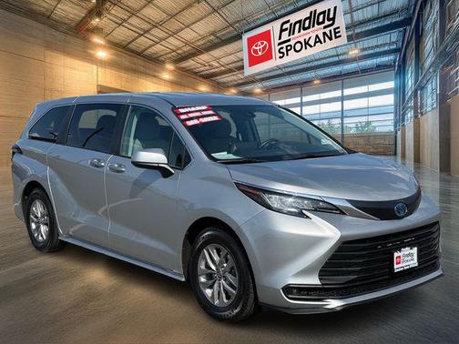 2022 Toyota Sienna LE