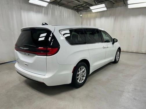 2023 Chrysler Pacifica Touring-L