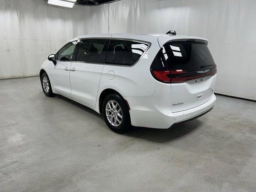 2023 Chrysler Pacifica Touring-L