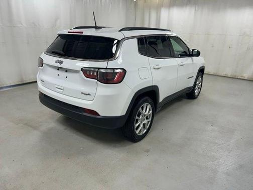 White 2023 Jeep Compass Latitude Lux