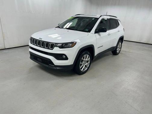 White 2023 Jeep Compass Latitude Lux