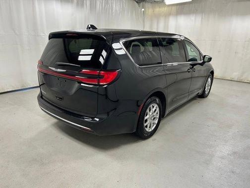 2023 Chrysler Pacifica Touring-L