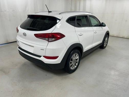 Dazzling White 2016 Hyundai TUCSON SE