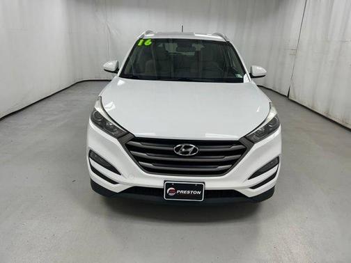 Dazzling White 2016 Hyundai TUCSON SE