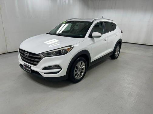 Dazzling White 2016 Hyundai TUCSON SE
