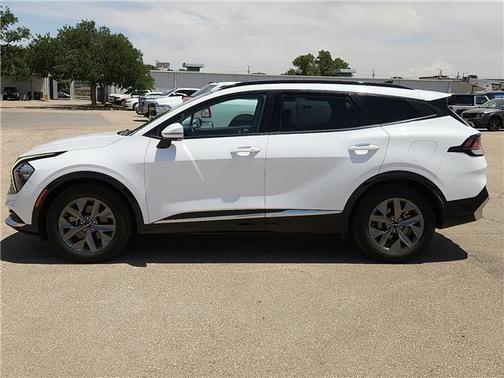 White 2023 Kia Sportage SX
