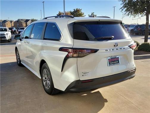 2025 Toyota Sienna XLE 8 Passenger
