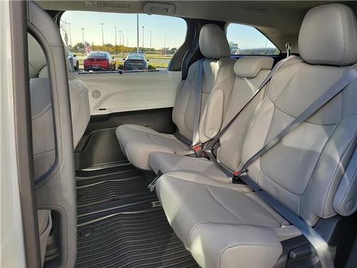 2025 Toyota Sienna XLE 8 Passenger