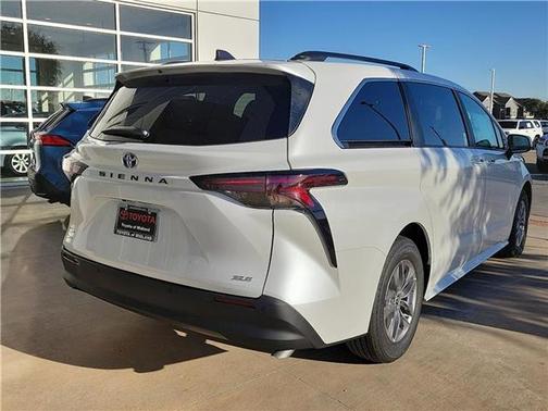 2025 Toyota Sienna XLE 8 Passenger