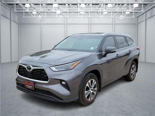 Magnetic Gray Metallic 2023 Toyota Highlander XLE