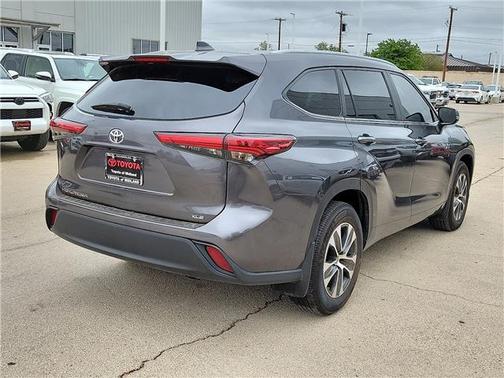 Magnetic Gray Metallic 2023 Toyota Highlander XLE