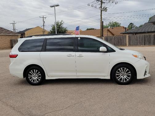 2018 Toyota Sienna XLE Auto Access Seat