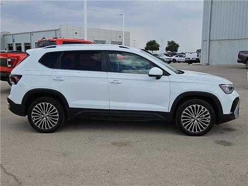 Pure White 2025 Volkswagen Taos 1.5T SE