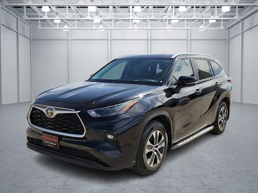 Celestial Silver Metallic 2024 Toyota Highlander LE