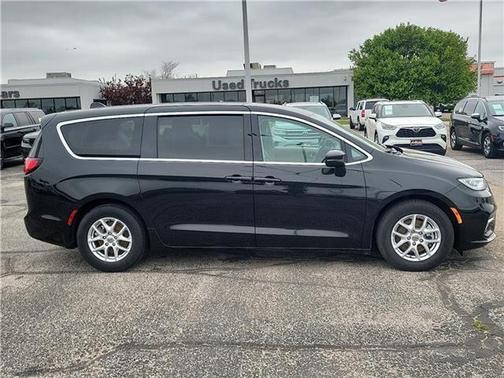 2023 Chrysler Pacifica Touring-L