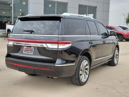 Infinite Black Metallic 2024 Lincoln Navigator Reserve