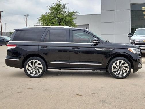 Infinite Black Metallic 2024 Lincoln Navigator Reserve