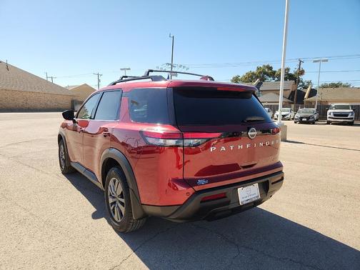 2024 Nissan Pathfinder SV