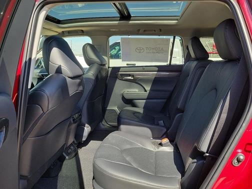 Ruby Flare 2026 Toyota Highlander Hybrid Platinum