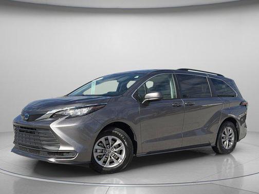 2022 Toyota Sienna LE