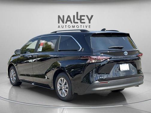 2025 Toyota Sienna XLE 8 Passenger