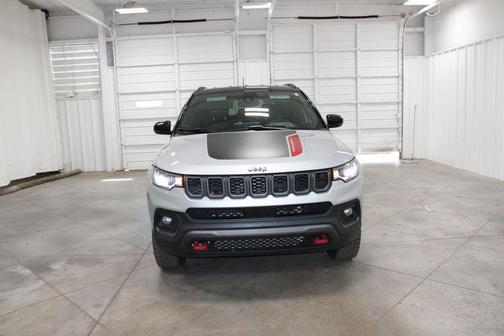 Silver Zynith Metallic Clearcoat 2025 Jeep Compass Trailhawk