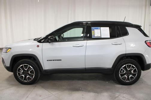 Silver Zynith Metallic Clearcoat 2025 Jeep Compass Trailhawk