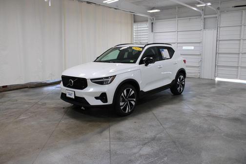 2024 Volvo XC40 B5 Plus Dark Theme