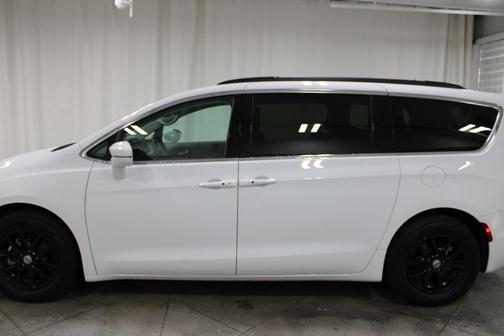 Bright White Clearcoat 2022 Chrysler Pacifica Touring L