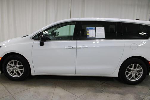 2024 Chrysler Voyager LX